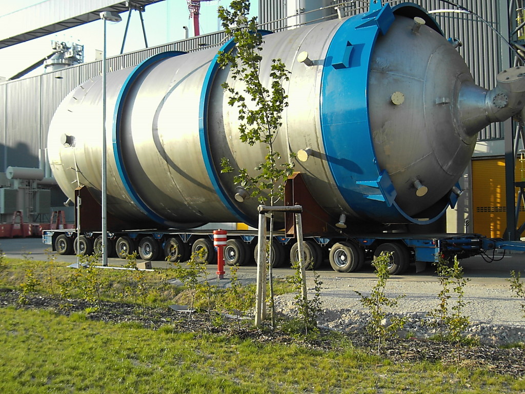 Behältertransport in ein Zellstoffwerk