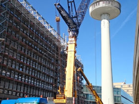 Montage einer Dreigurtbinderkonstruktion als Dachkonstruktion für ein Büro- und Geschäftshaus