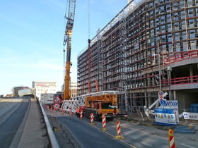 Montage einer Dreigurtbinderkonstruktion als Dachkonstruktion für ein Büro- und Geschäftshaus