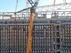 Montage einer Dreigurtbinderkonstruktion als Dachkonstruktion für ein Büro- und Geschäftshaus