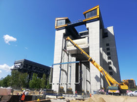 Einheben eines Dichtrahmens im Schiffshebewerk Niederfinow