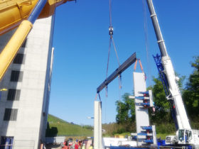 Einheben eines Dichtrahmens im Schiffshebewerk Niederfinow