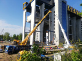 Einheben eines Dichtrahmens im Schiffshebewerk Niederfinow