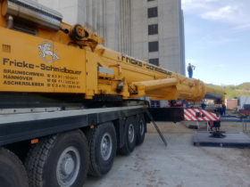 Einheben eines Dichtrahmens im Schiffshebewerk Niederfinow