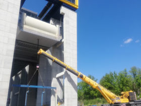 Einheben eines Dichtrahmens im Schiffshebewerk Niederfinow