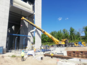 Einheben eines Dichtrahmens im Schiffshebewerk Niederfinow