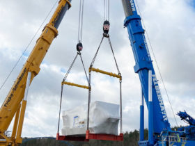 Umschlag von 142 t Generatoren in einem Binnenschiffhafen