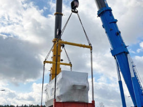 Umschlag von 142 t Generatoren in einem Binnenschiffhafen