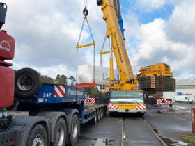 Umschlag von 142 t Generatoren in einem Binnenschiffhafen