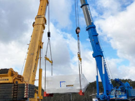 Umschlag von 142 t Generatoren in einem Binnenschiffhafen